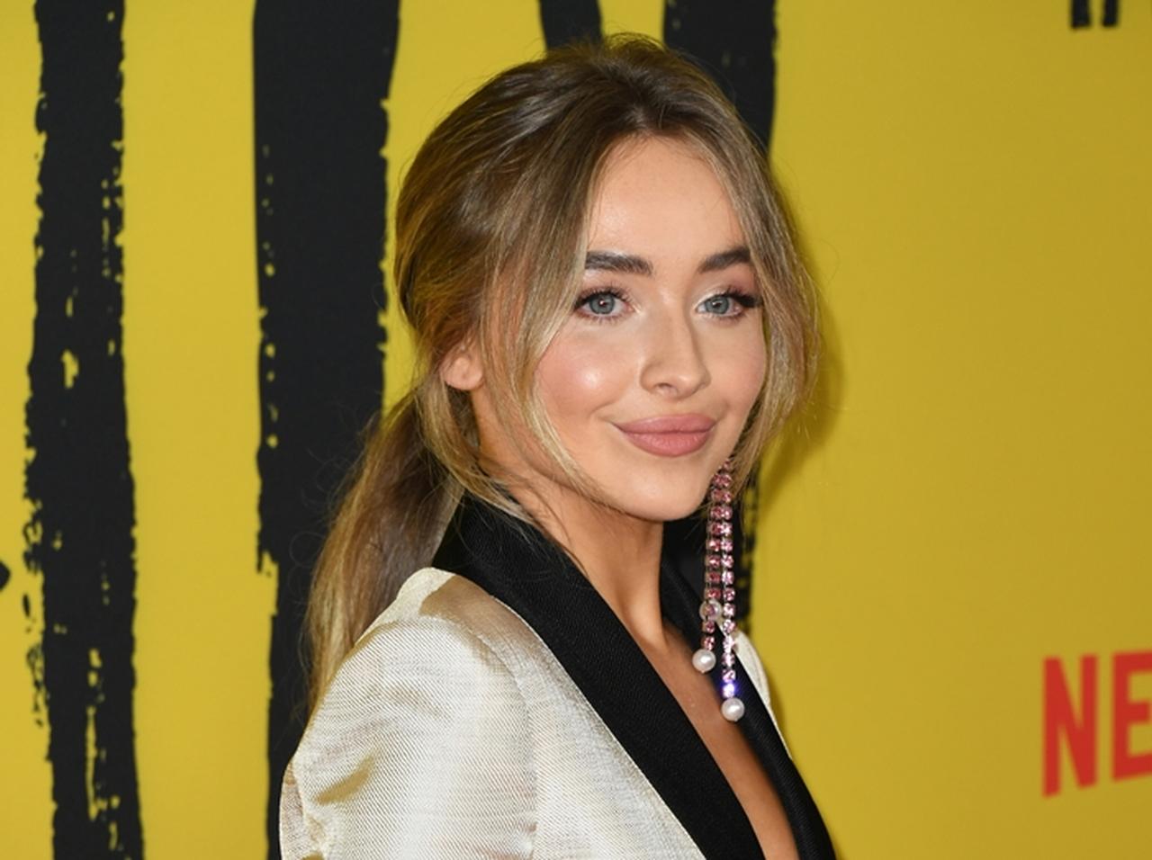 サブリナ・カーペンター、「日本」の人気キャラを抱っこしてご満悦