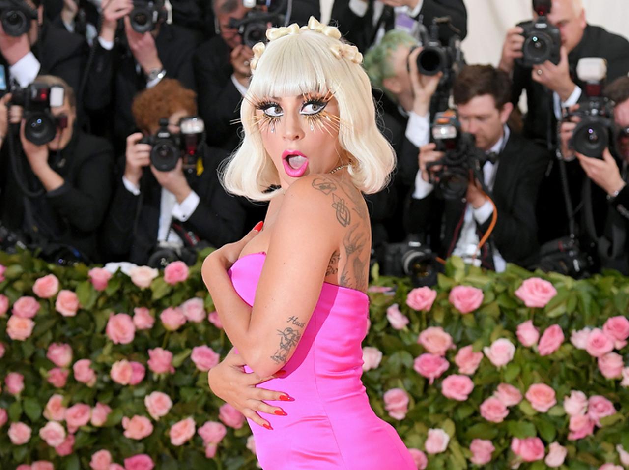 レディー・ガガ、「駅弁ハグ」でファンと一緒にステージから落下も怒涛の神対応