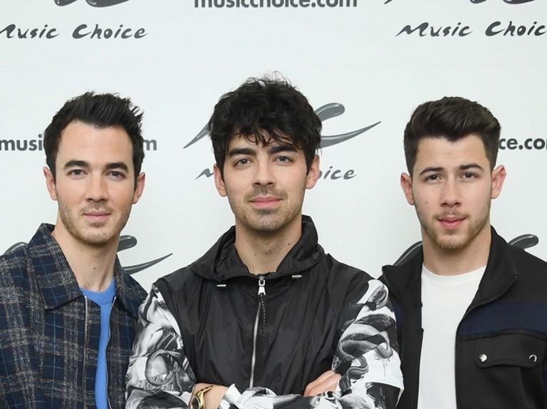 ジョナス・ブラザーズ、ディズニー時代の「懐かしの人」をコンサートの舞台に招待