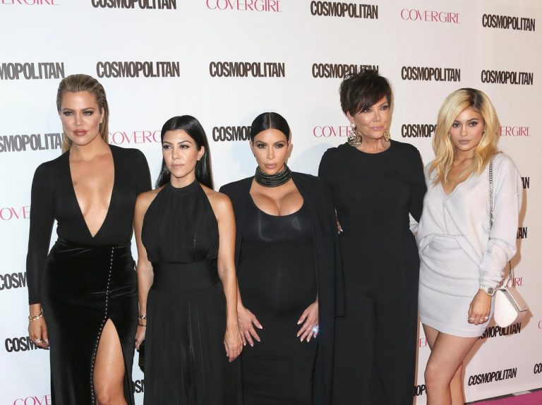 カーダシアン家母クリスと5人の娘が全員集合、ファッション誌カバーで豪華ショット披露