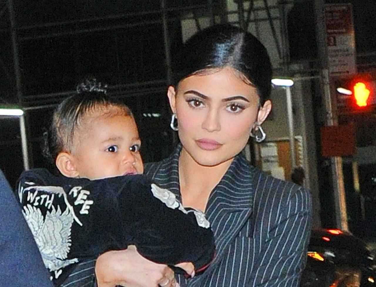 カイリー・ジェンナー、1歳娘が“ハマっていること”に「本当に私の娘だわ」