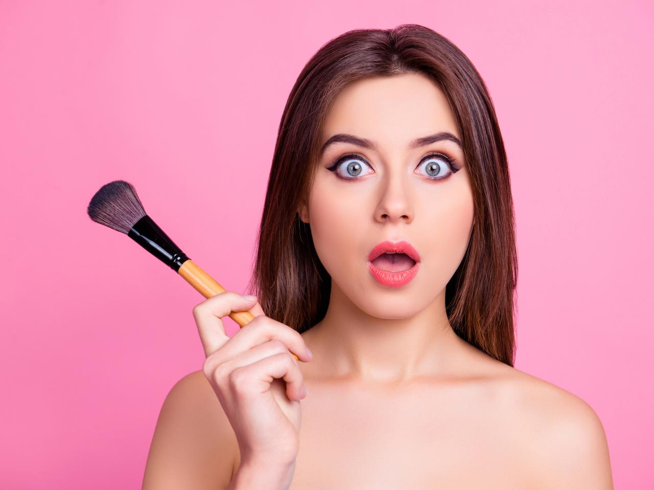メイクの仕上がりが変わる!プロが教える「メイクブラシ」の持ち方