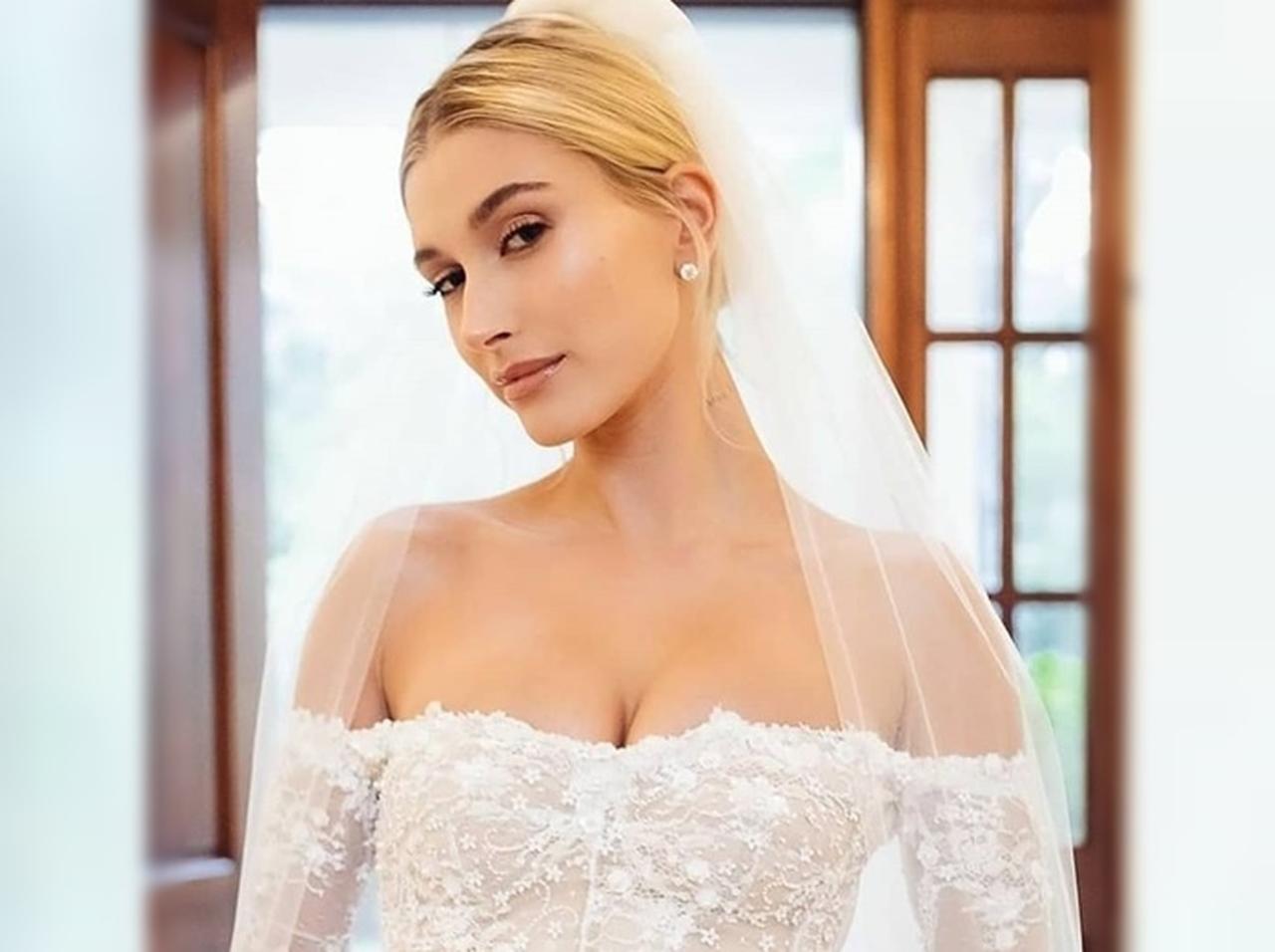 ヘイリー・ビーバー、結婚式のドレスに「ナイキ エアフォース1」を合わせる