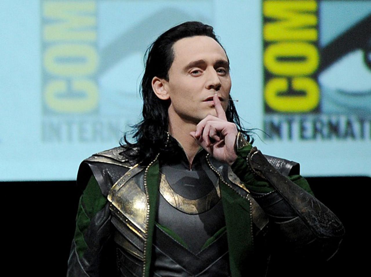 トム・ヒドルストンがハロウィンに「ロキ以外」のアレに仮装！MCUファンを熱狂させた粋な計らい