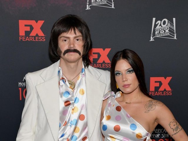 ホールジー、“白馬の王子様”エヴァン・ピーターズと正式に交際宣言