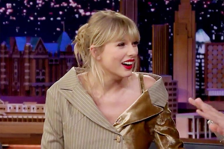 テイラー・スウィフト、バナナをくわえてベッドに横たわる「赤面動画」で新境地開拓