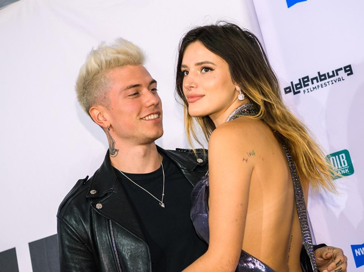 ベラ・ソーン、彼氏公認の「新カノジョ」とトップレスでイチャつく