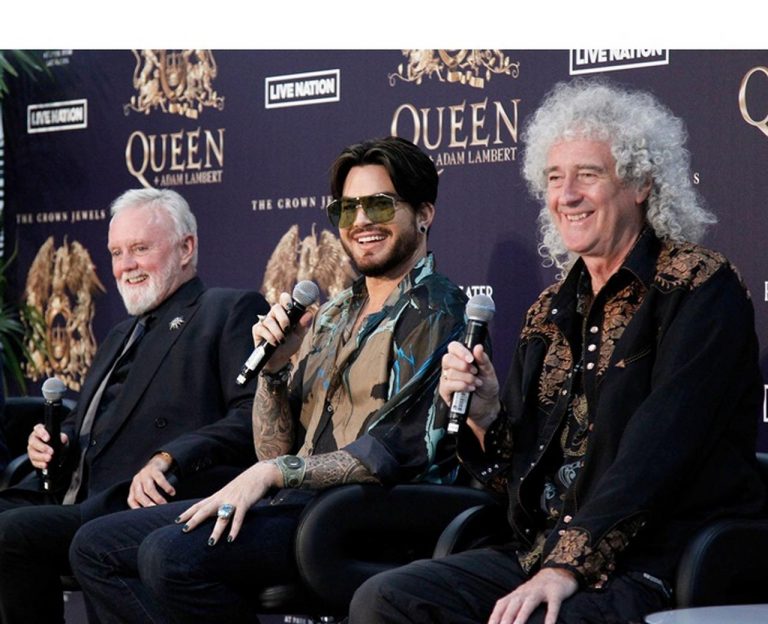 アダム・ランバート、クイーンとの久々の3ショットは孫のよう