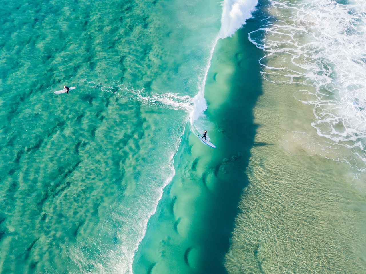 60歳おじさんのサーフィン姿が「ポセイドンか」と話題【写真アリ】