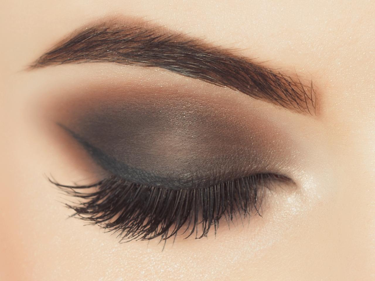 秋冬の時短メイクに！魅惑の「スモーキーアイ」完全ガイド