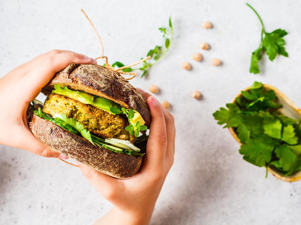 菜食主義の友人に“いたずら”で肉料理を食べさせた3人、警察に通報され罪に問われる