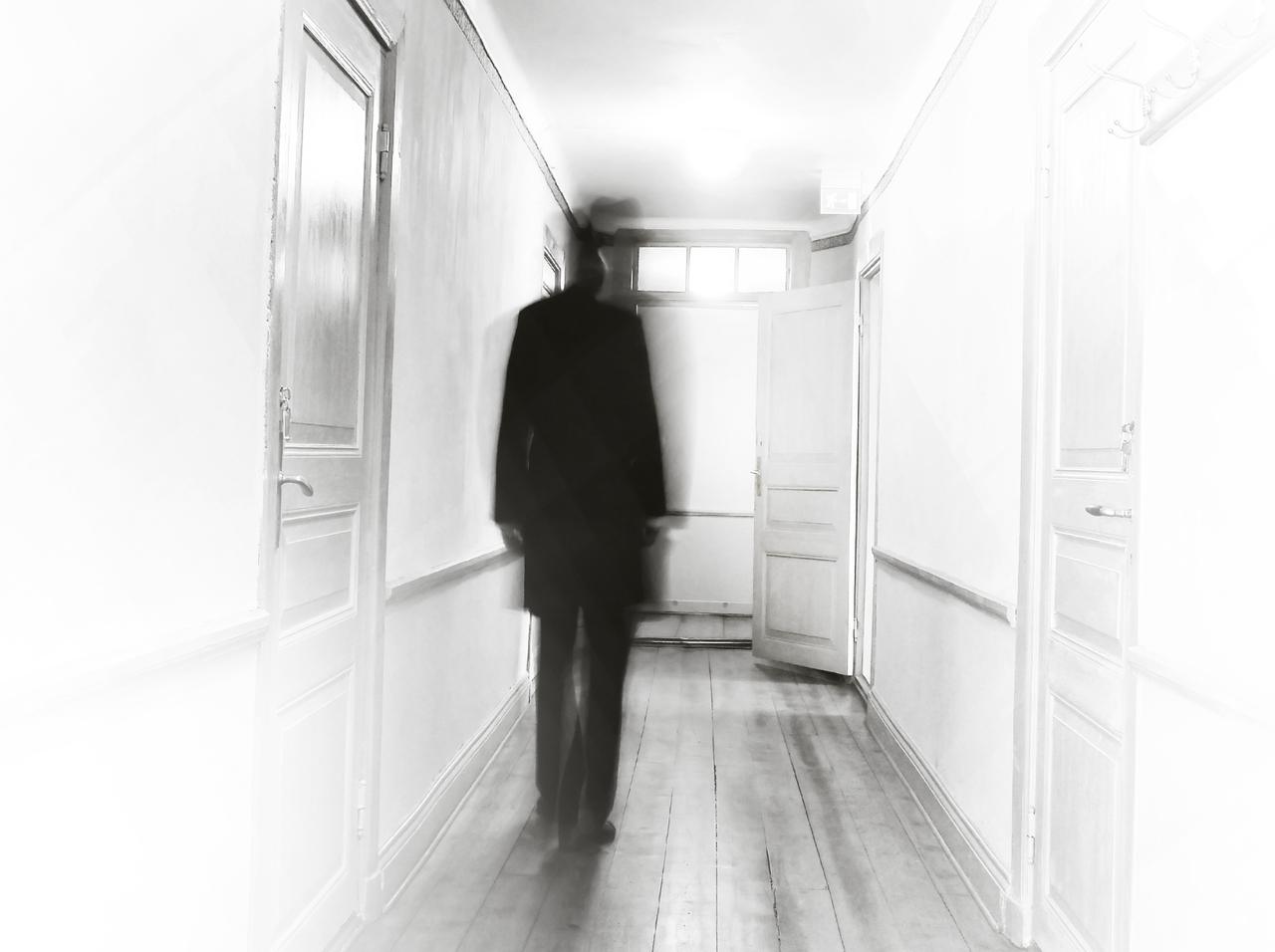 「霊が映りこんでいる」というTikTok動画の怖さに震える