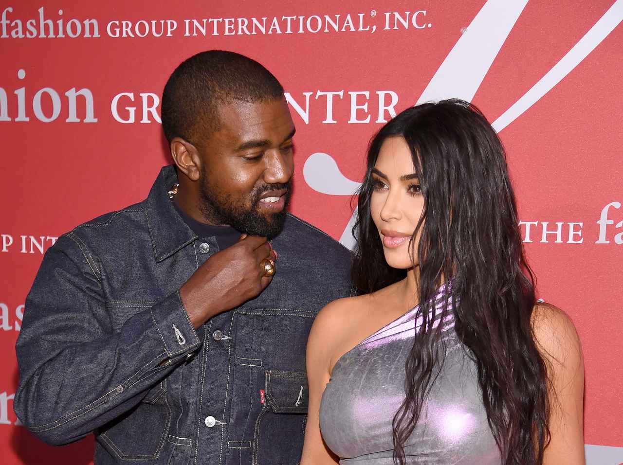 キム・カーダシアン、夫カニエ・ウェストのファンから「野太い歓声」を送られる