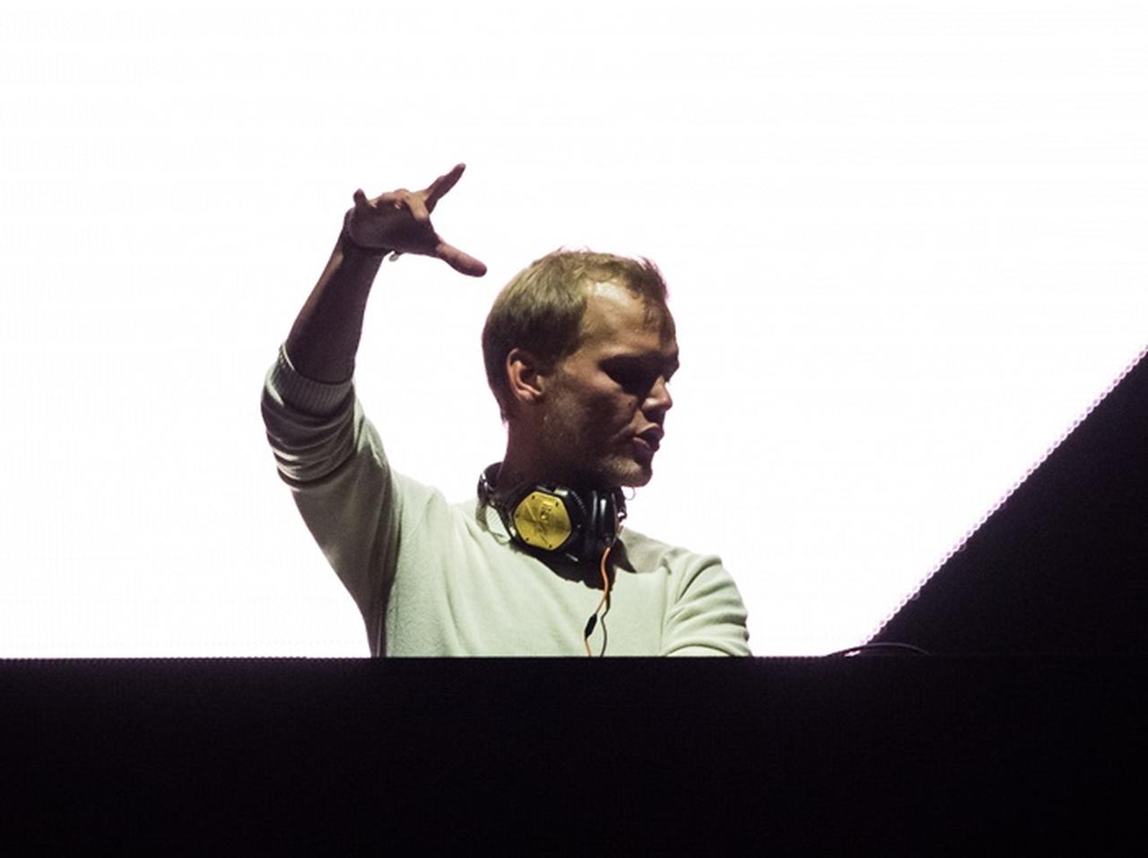 アヴィーチーがよみがえる!DJブースに立つそっくりなろう人形が誕生