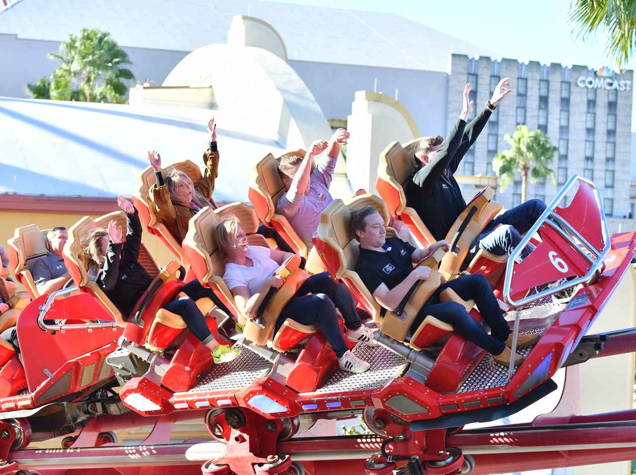 米ユニバーサル・スタジオ、コースター緊急停止で12人が取り残される