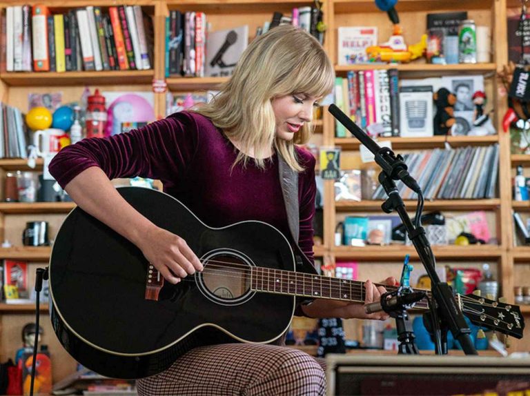 テイラー・スウィフトがオフィスの片隅で熱唱！名曲の「ありのまま版」披露
