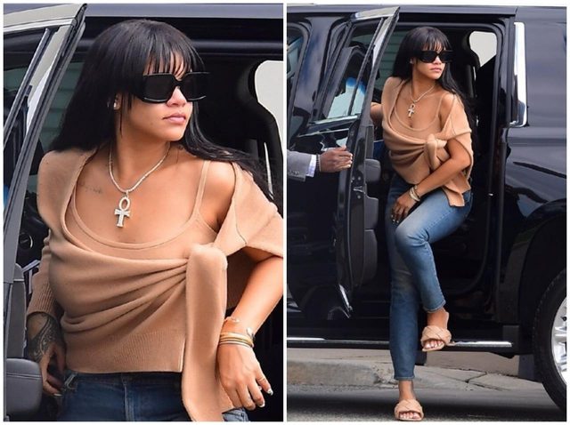 リアーナがマイケル・コースの新作ベージュニットで秋スタイル