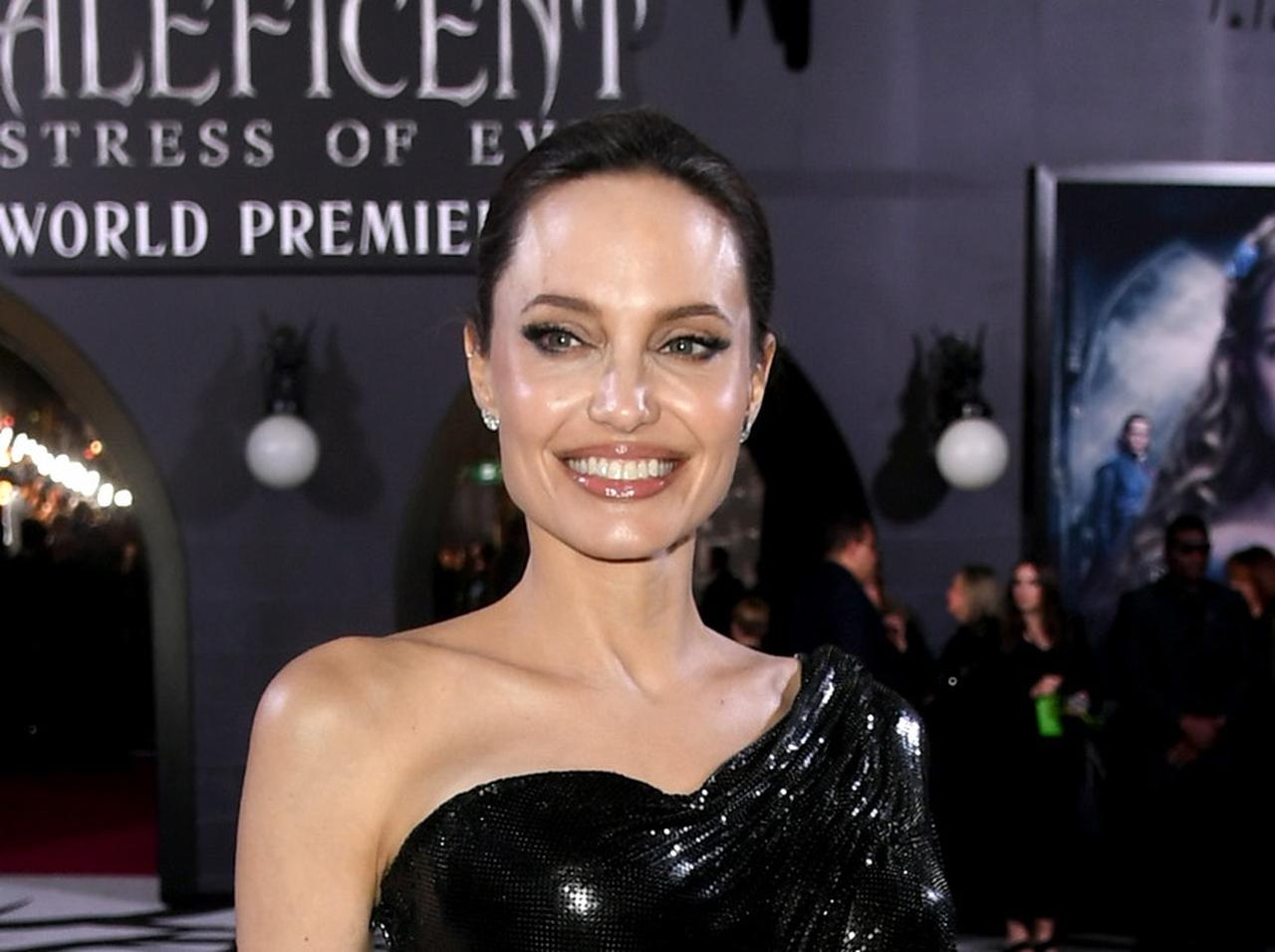 アンジェリーナ・ジョリー、日本で18歳息子と再会!手を繋いで行動するところも