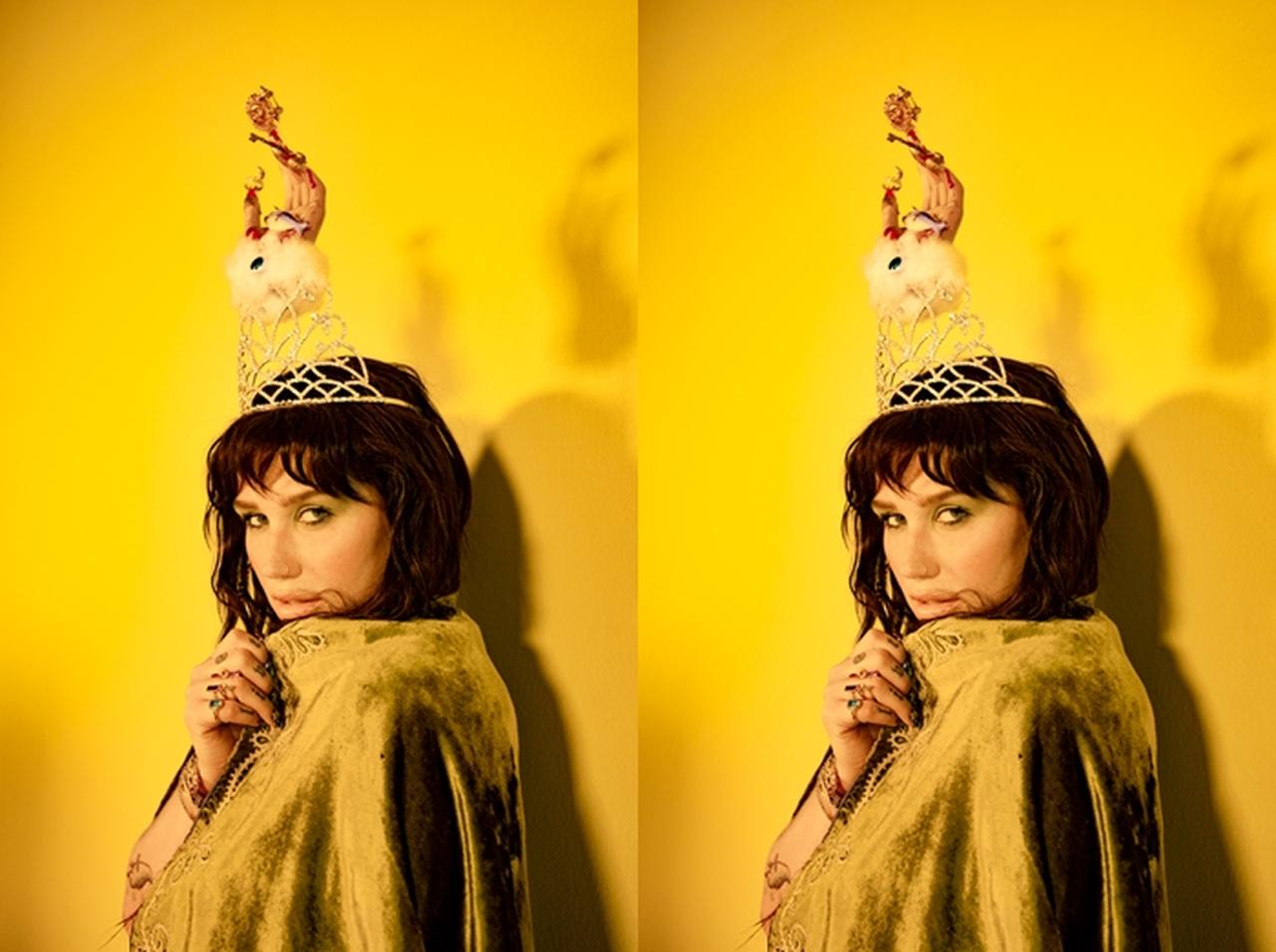 ケシャの新AL『ハイ・ロード』発売決定、新曲MVでDV夫を成敗するセレブ宣教師に