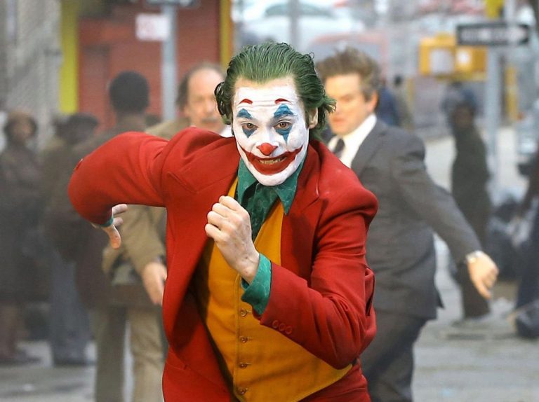 「ジョーカー」がスケボーで飛ぶ!かっこよすぎて映画の“あのシーン”のような結末に