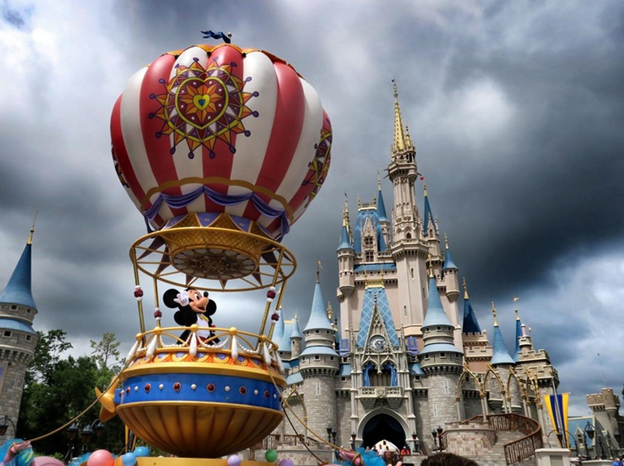 ディズニーランド、園内ではなく“園外”での行動を理由に客を永久出禁に