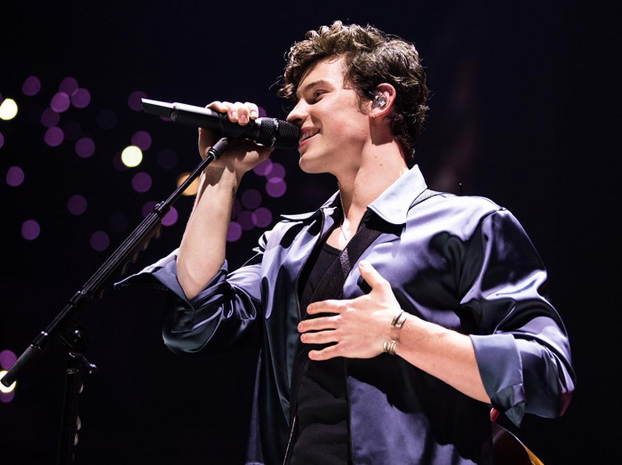 ショーン・メンデス、ツアーの舞台裏映像に自分で「メイク」をする貴重な姿