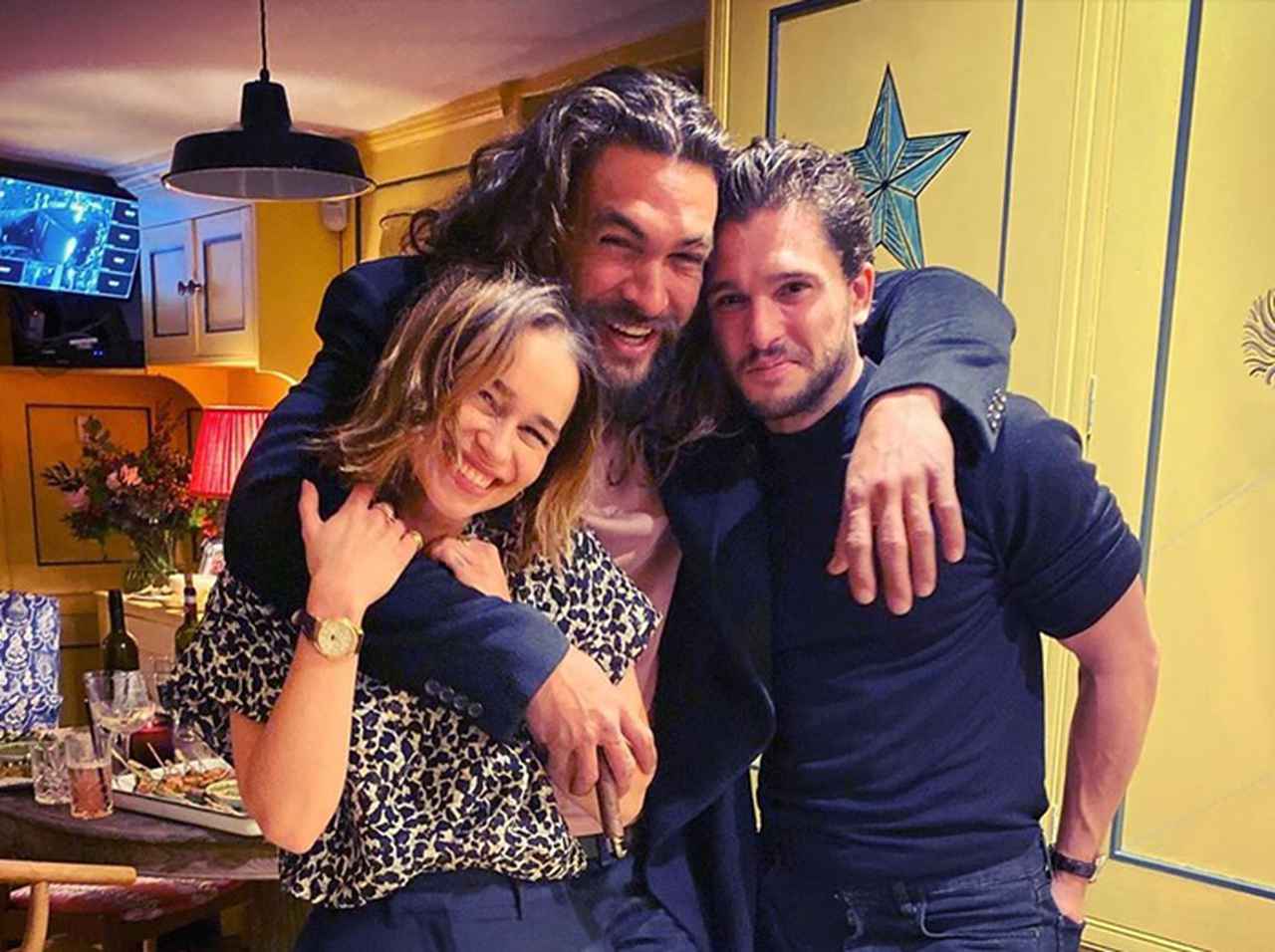 ジェイソン・モモア、エミリアのせいでキット・ハリントンとの「男の約束」破るはめに