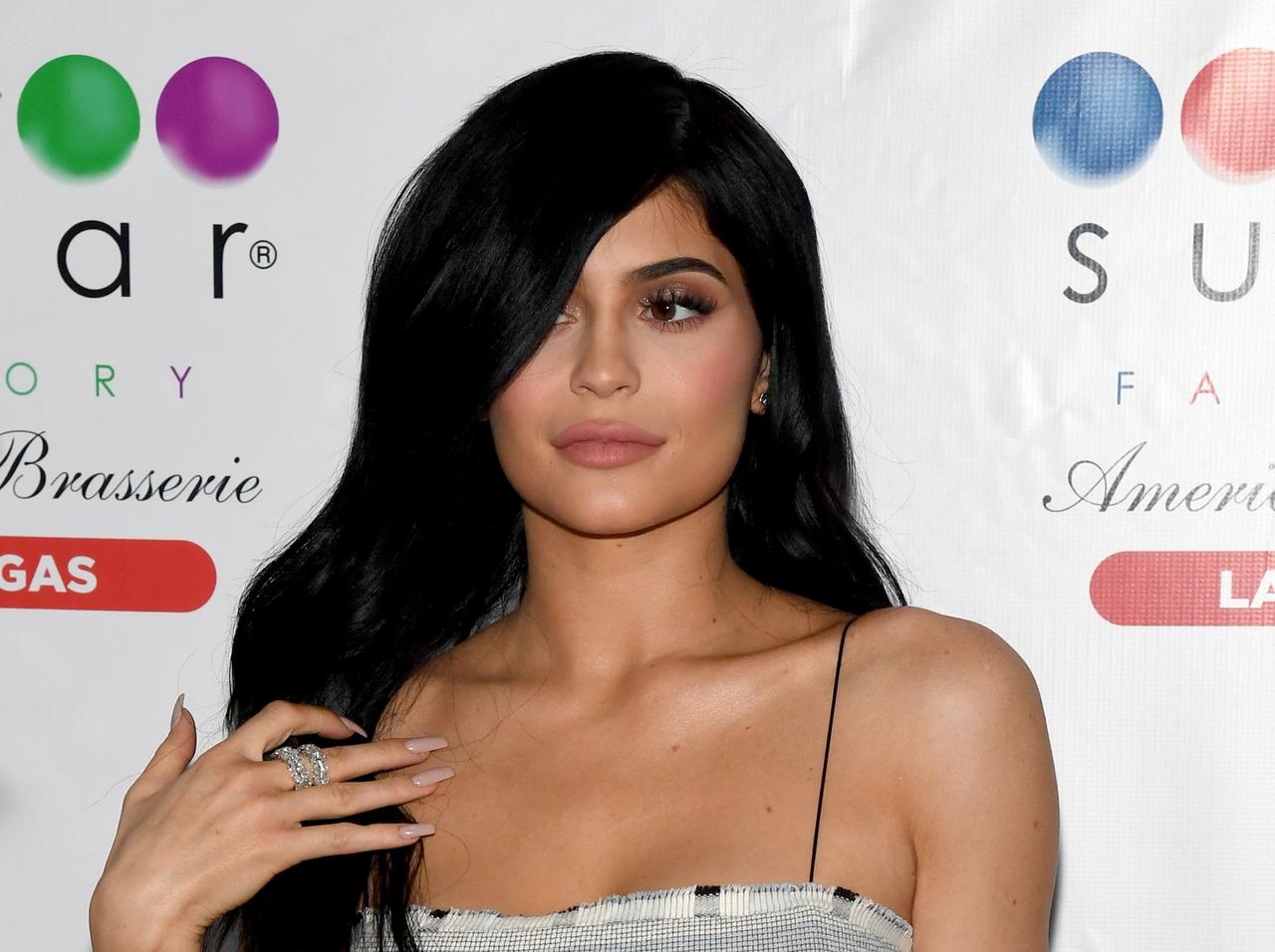 カイリー・ジェンナーの「歌声」、客室乗務員が『モノマネ』で乗客を起こす【動画アリ】