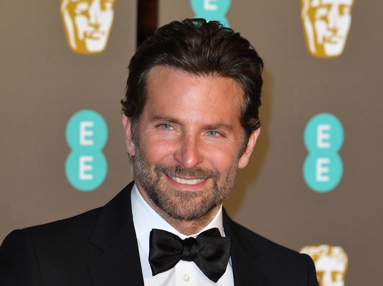 なんと初!ブラッドリー・クーパーが2歳の愛娘と一緒にイベントに登場、パパの顔のぞかせる