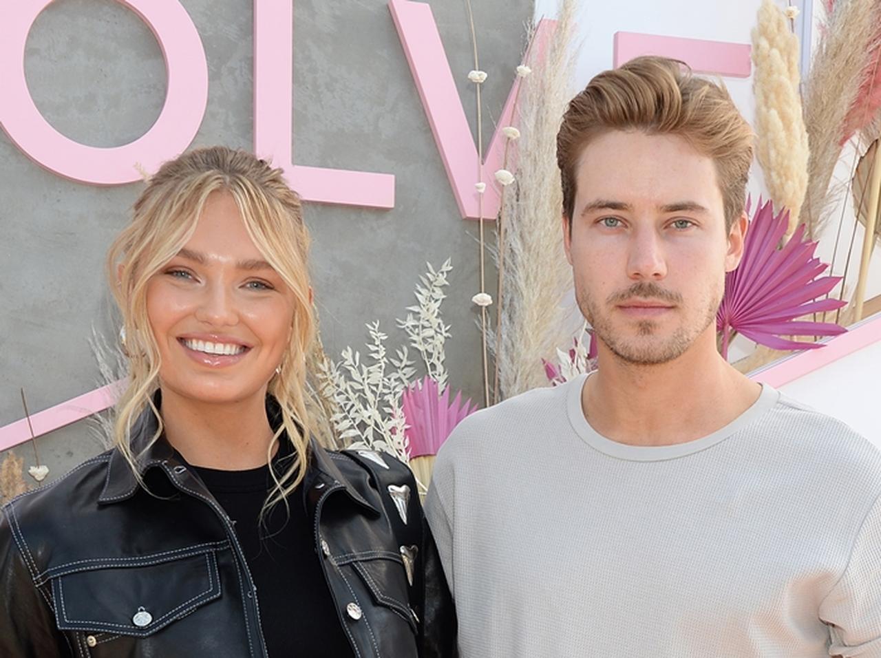 ヴィクトリアズ・シークレットのエンジェル、長年の恋人と赤面級「ラブラブ合戦」を披露