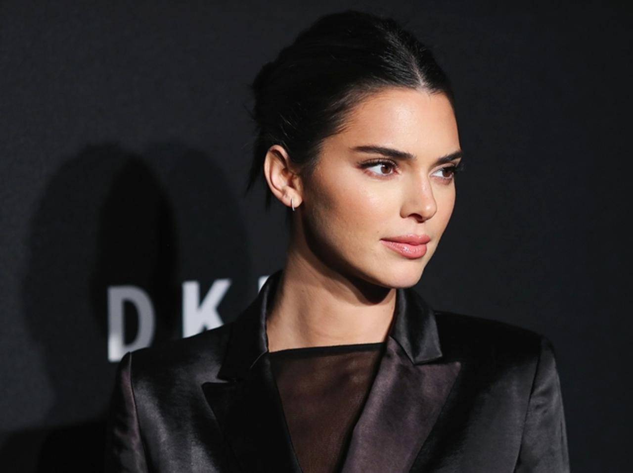 ケンダル・ジェンナー、両手に『軍手』をハメてビーチを訪れる