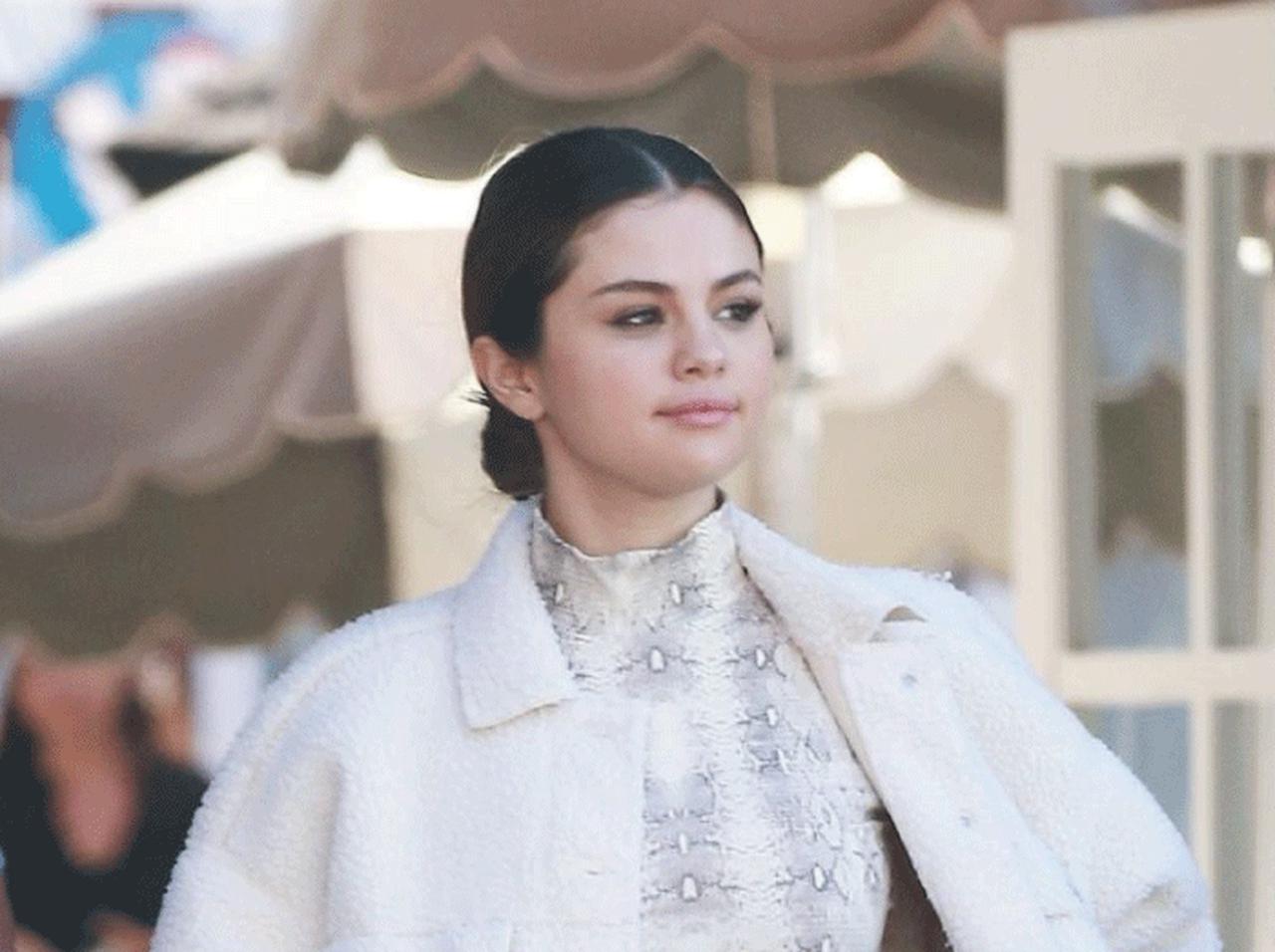 セレーナ・ゴメスのキュートすぎる「テディコート」スタイルを拝見♡