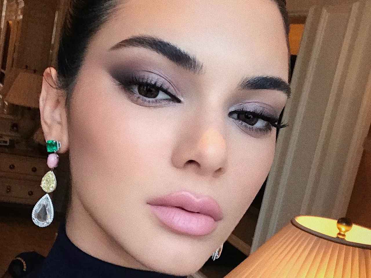 顔色が悪いなんて言わせない！「グレーアイメイク」の成功テクニック