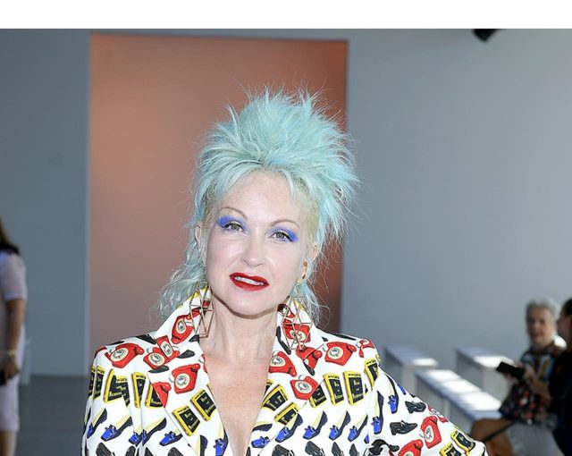 シンディ・ローパー、日本の「女性は眼鏡禁止令」に物申す