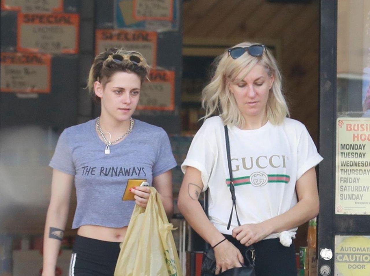 クリステン・スチュワート、プロポーズ予定の恋人とスーパーで「爆買い」