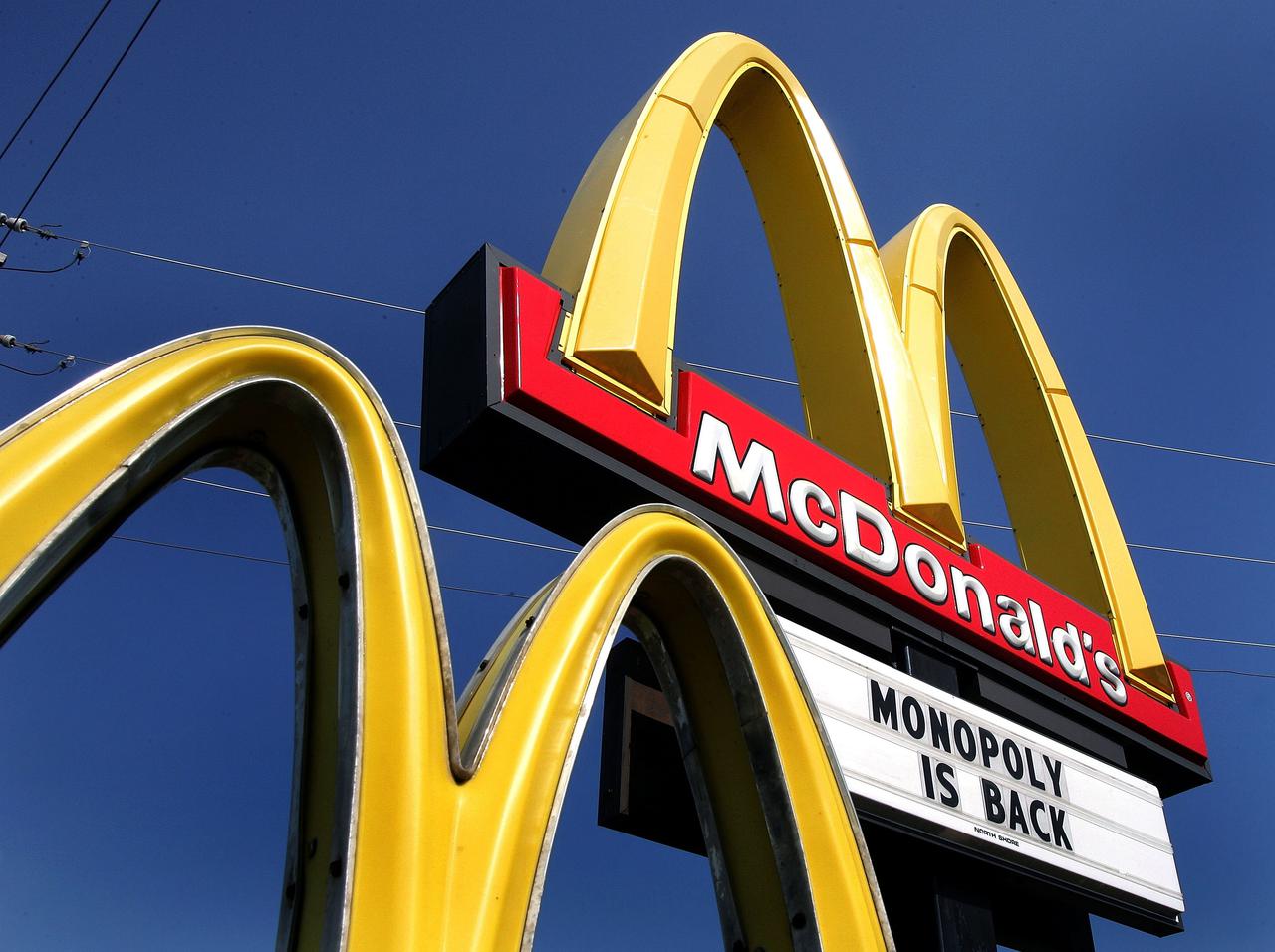 マクドナルドで車を盗んだ男、バーガーキングで逮捕される