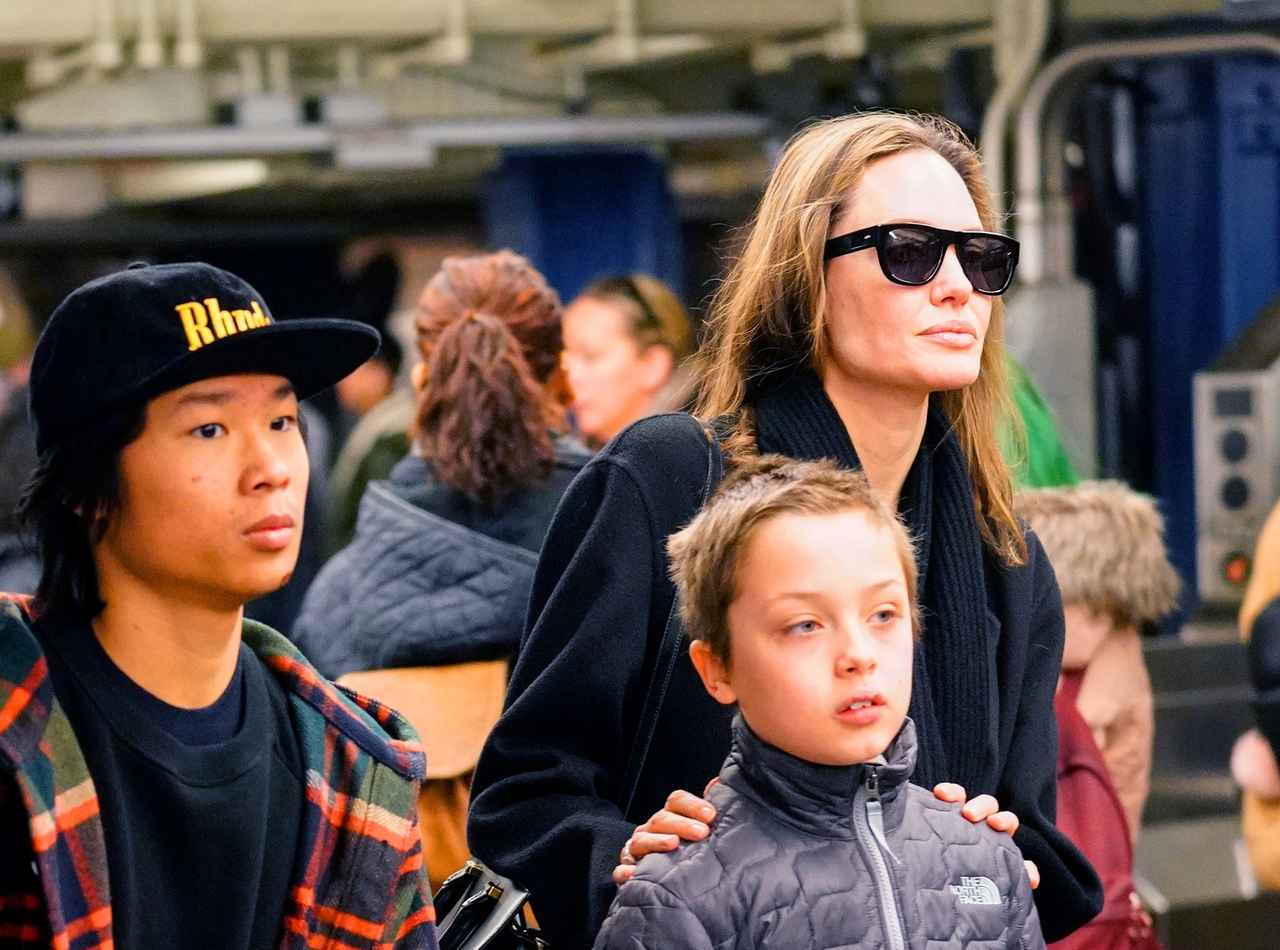 アンジェリーナ・ジョリー家が地下鉄に乗車!ニューヨーカーがまさかの反応