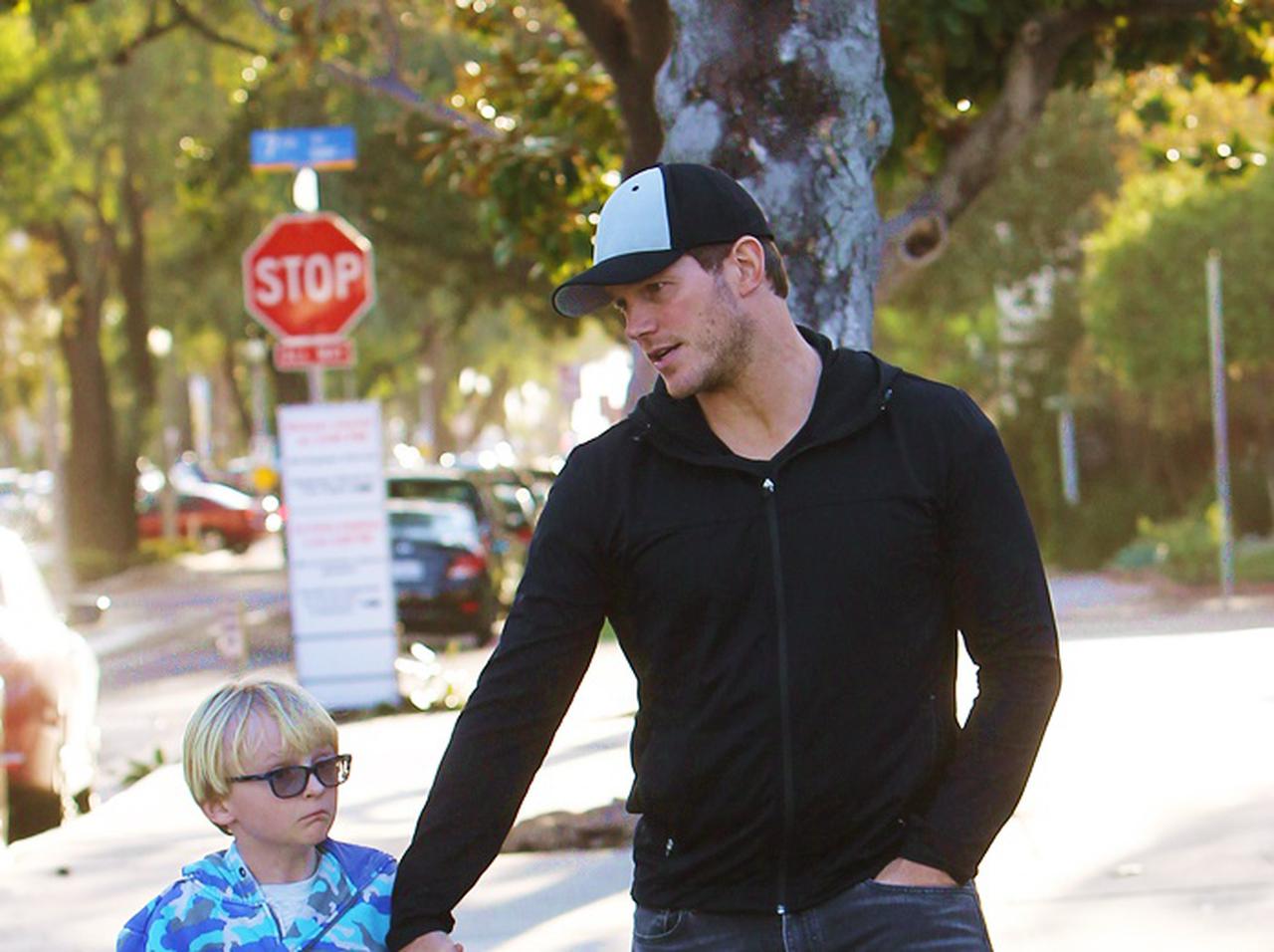 クリス・プラット、7歳息子と一緒にホームレスの「支援活動」に参加