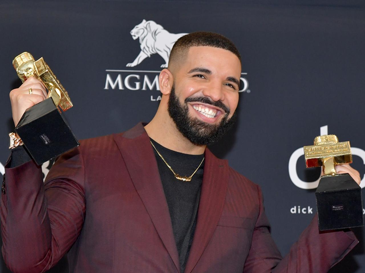 ドレイクがブーイングを受けてステージを退散、強烈な「反撃方法」で笑いに変える