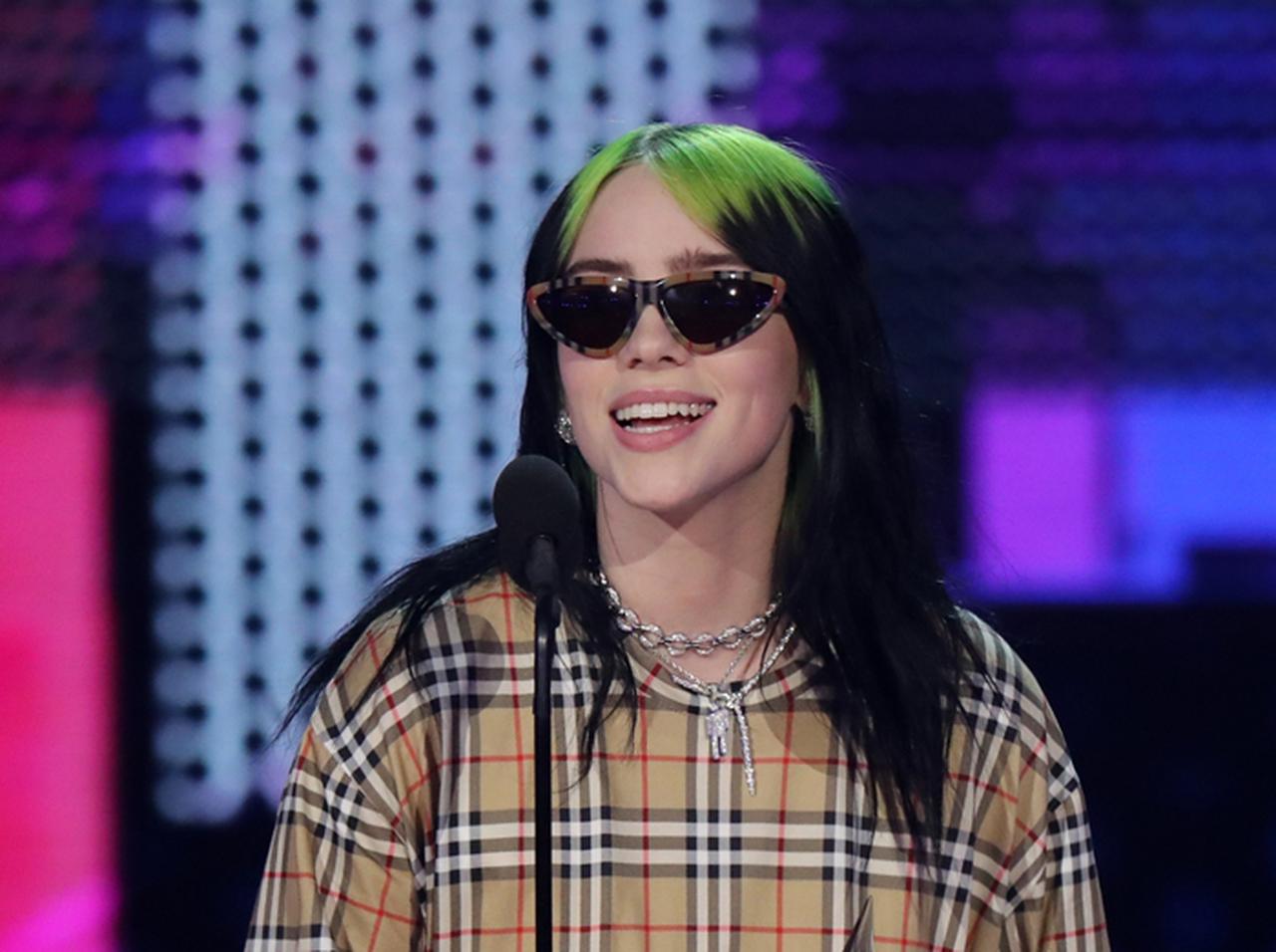 ビリー・アイリッシュ、大舞台で「ある食べ物」を口にしたまま受賞スピーチ【AMA2019】