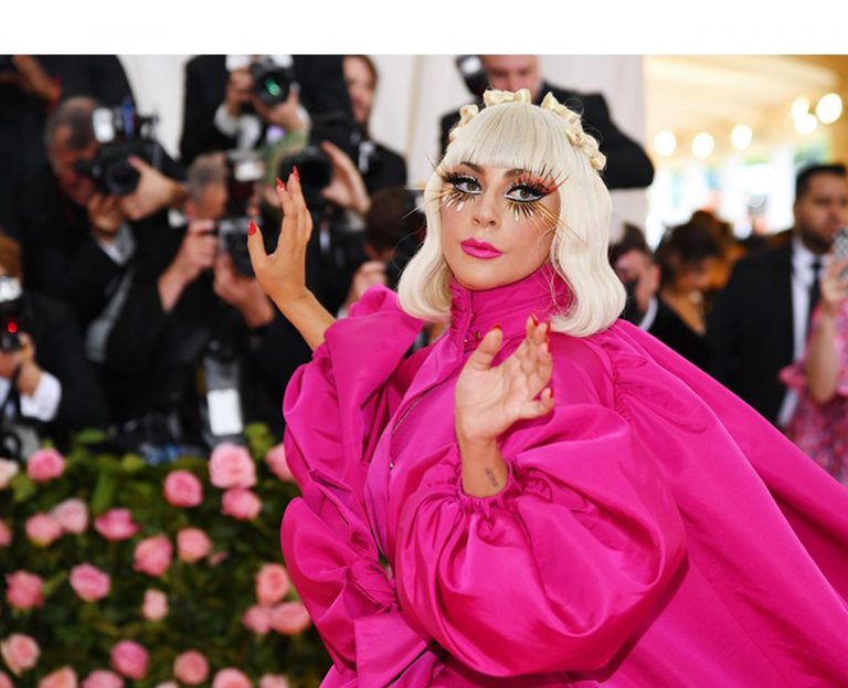 レディー・ガガ、友人のコンサートで人妻のブラジャーを外す