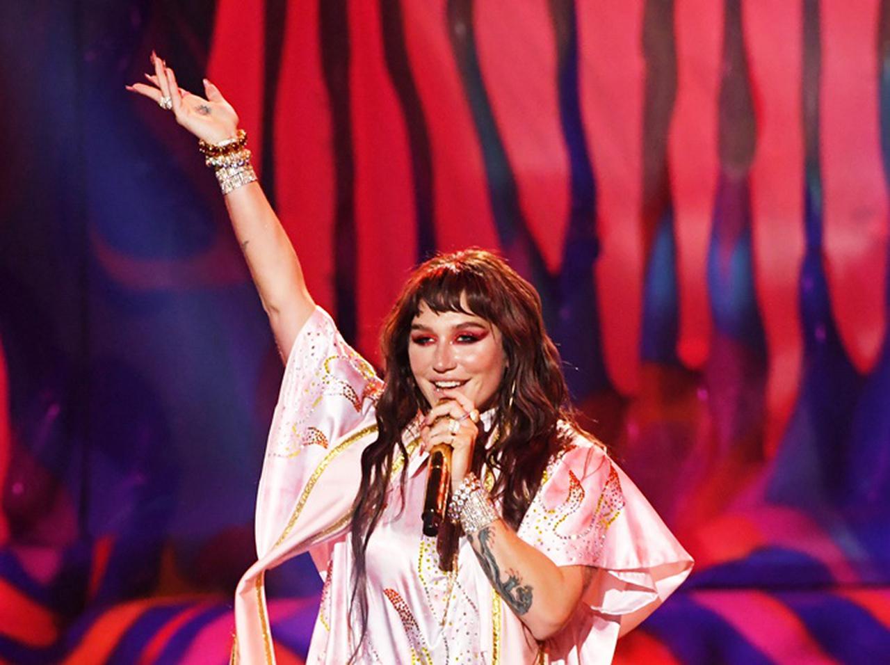 ケシャ、アメリカン・ミュージック・アワードのサプライズに世界が歓喜