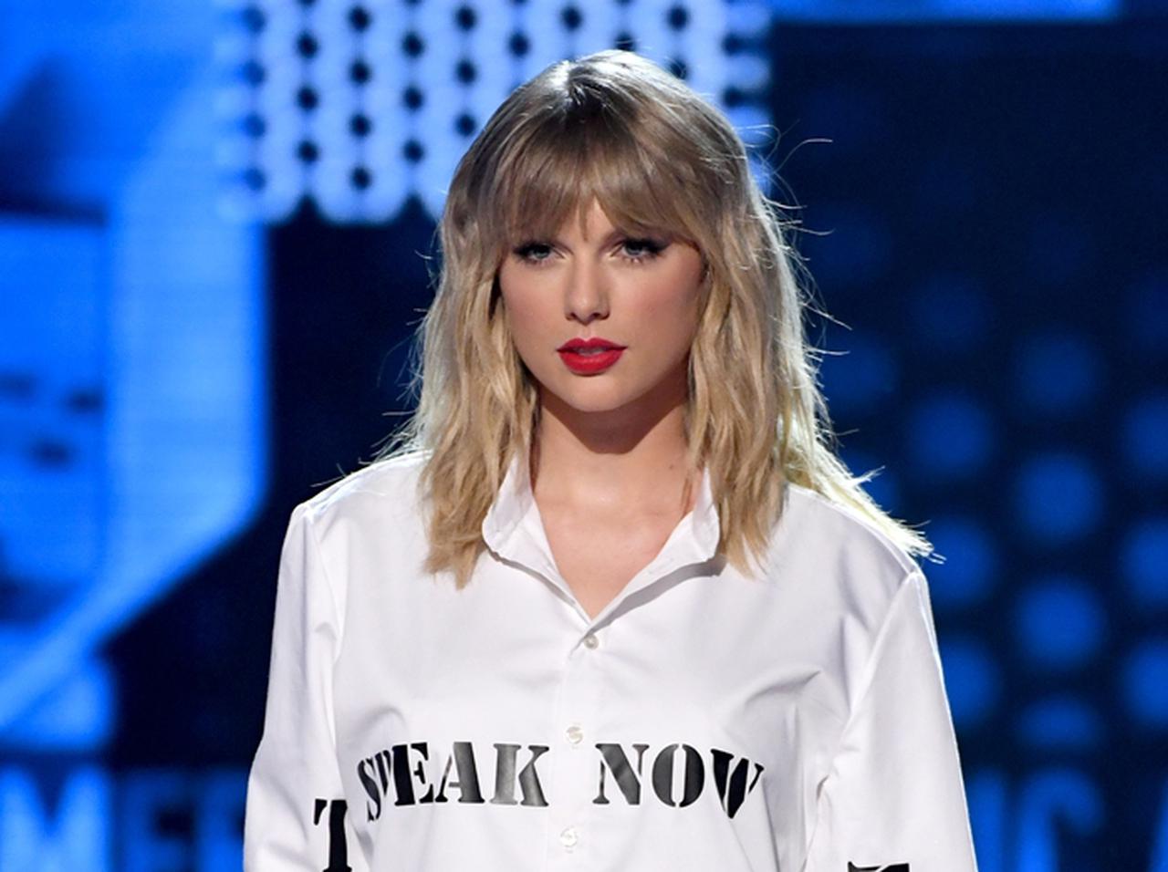 テイラー・スウィフトがAMAで念願の『メドレー』を披露、衣装でも「メッセージ」を訴える