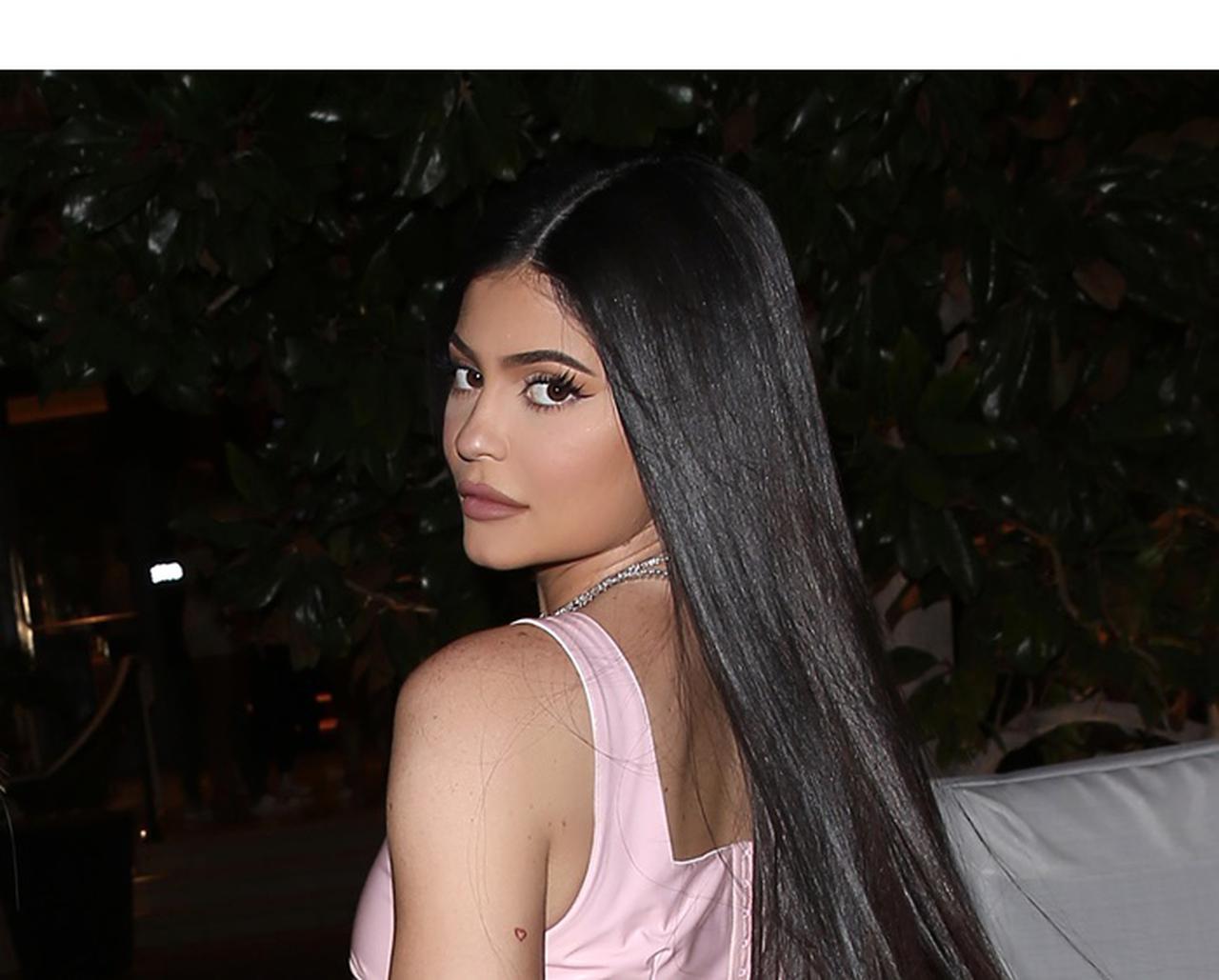 カイリー・ジェンナー、魔法のような「色が変わるネイル」をお披露目