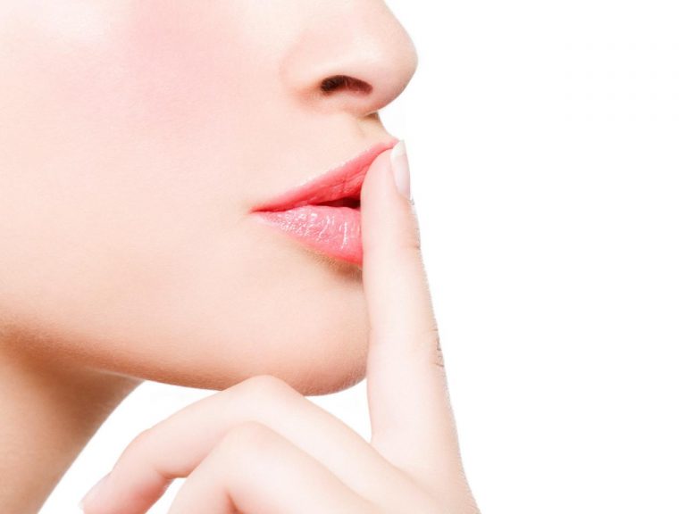 口紅を優しくしっかり落とす!唇をいたわるクレンジング方法