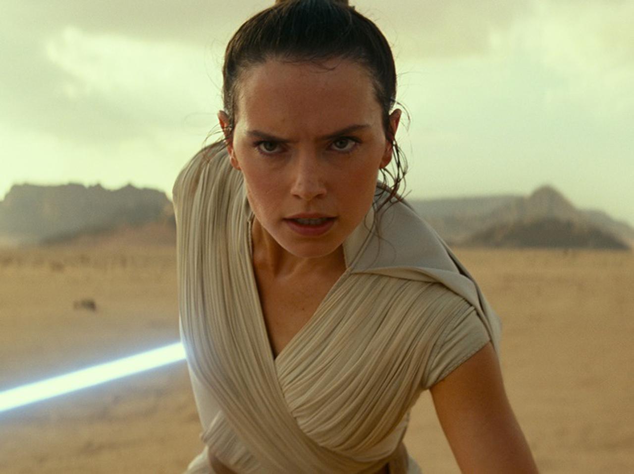 『スター・ウォーズ』レイ役の俳優「レイは両親について納得していない」と明かす