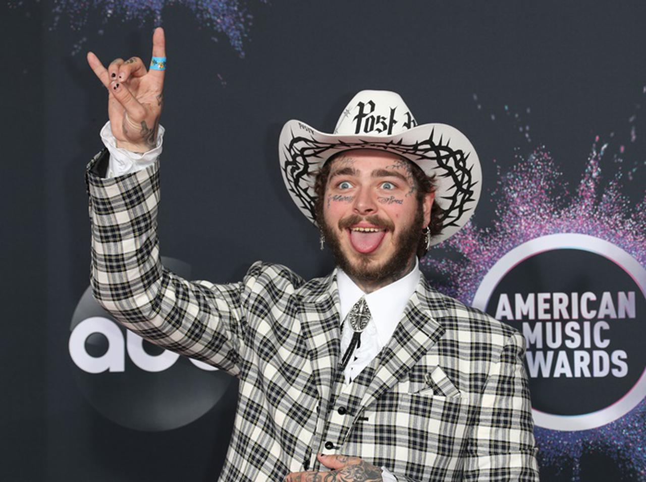 ポスト・マローン、ビール片手に「ほろ酔い状態」で踊る姿がバズる【AMA2019】