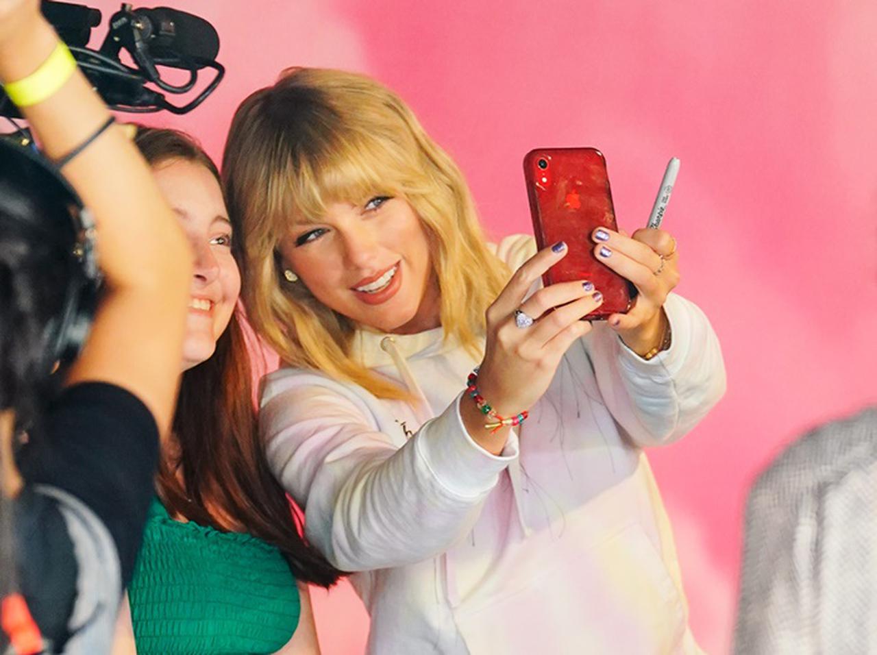 テイラー・スウィフト、来日中の空き時間に「ロフト」でお買い物