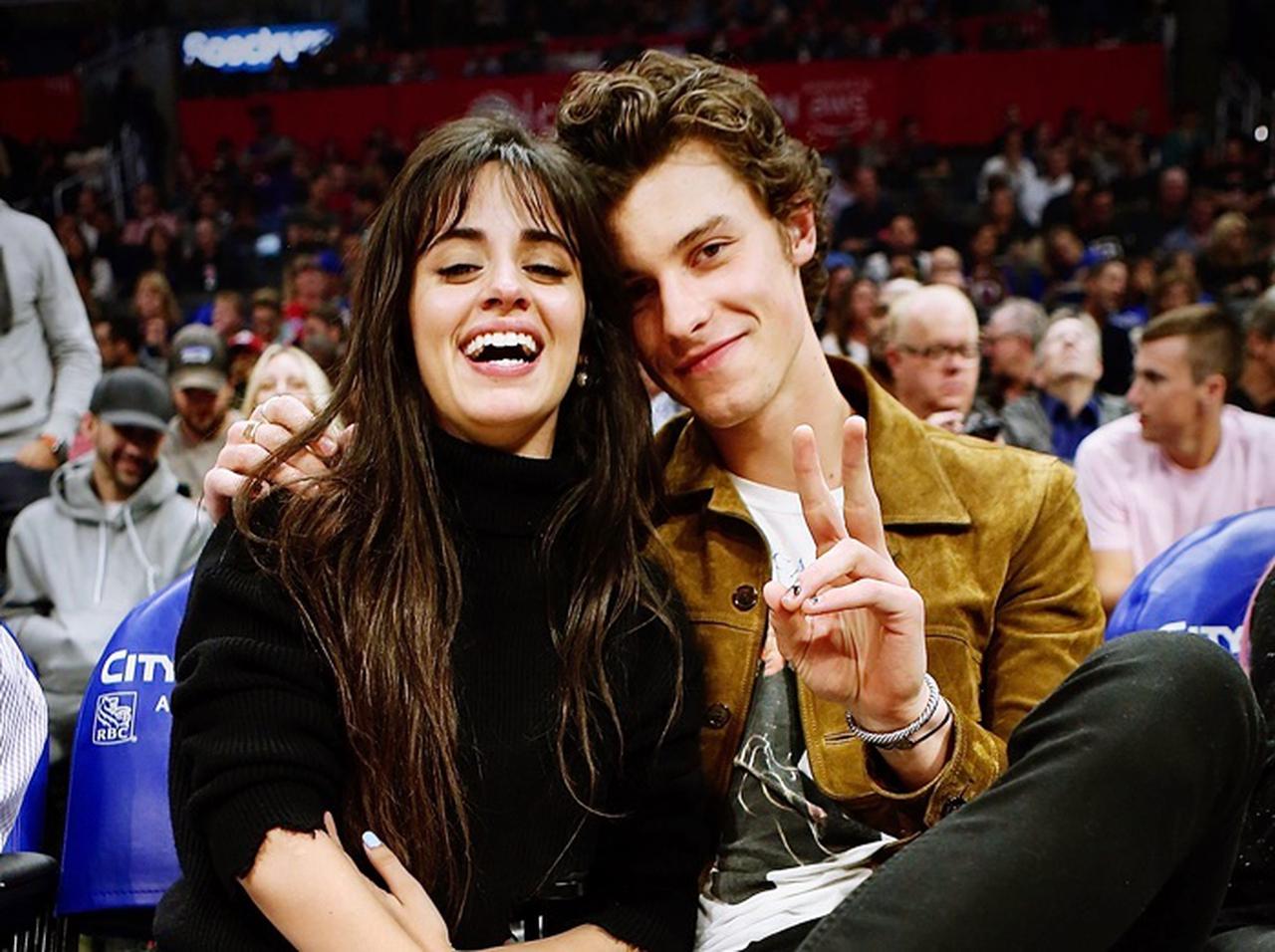 ショーン・メンデス&カミラ・カベロがNBA観戦、大画面に2ショットが映し出される