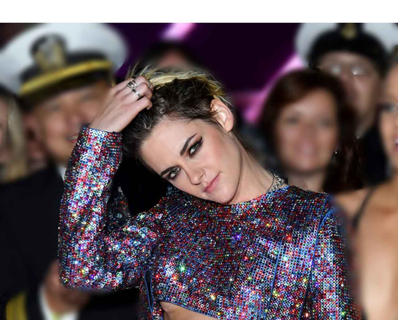 クリステン・スチュワート、ドレスに合わせたのはナイキのスニーカー